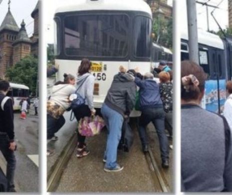 Un tramvai care s-a blocat pe șine a fost urnit din loc cu ajutorul călătorilor, la Timișoara