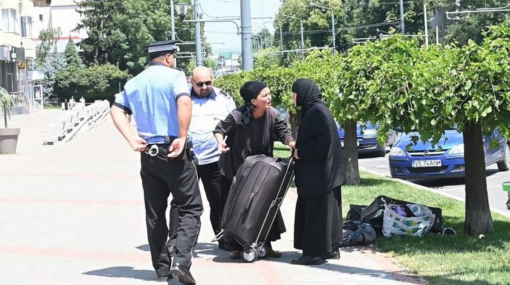 Cazul falselor măicuțe care au terorizat Vasluiul. Femeile care au aruncat un om pe calea ferată, prinse la Adjud