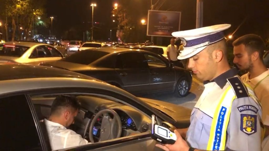 Polițistul nu are voie să-ți fotografieze buletinul cu telefon personal