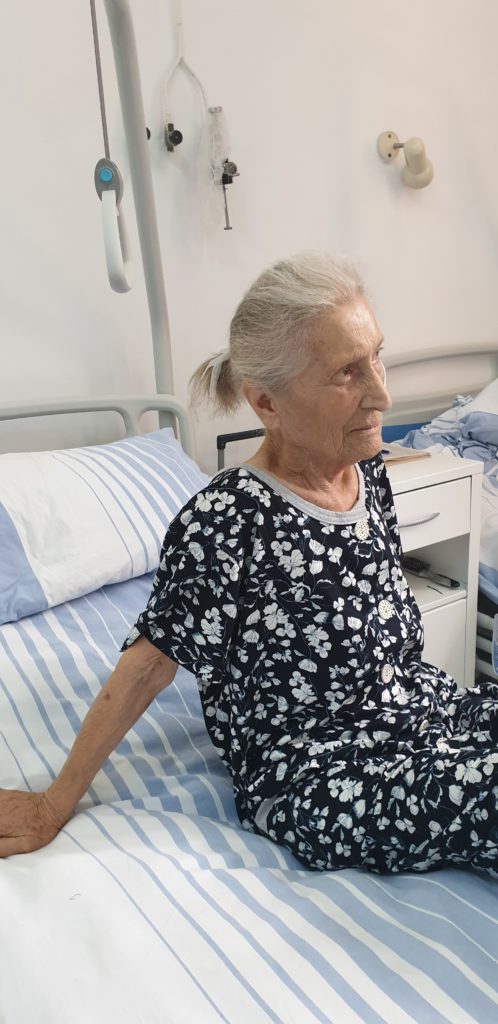 De gardă printre exploziile bombelor. Povestea surorii medicale care a supraviețuit celui de-Al Doilea Război Mondial