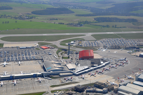 Panică pe aeroporturile din Londra. Zeci de zboruri au fost anulate