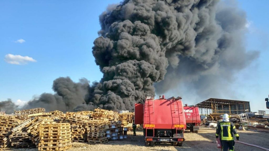Incendiu uriaş în Oradea. A fost transmis un mesaj de avertizare prin Sistemul RO-ALERT