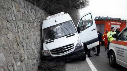 Microbuz plin cu copii lovit în plin. Autoritățile au activat planul roșu de intervenție