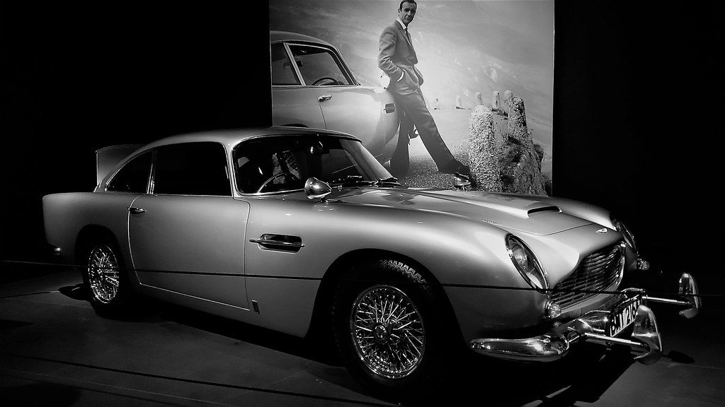 Maşina lui James Bond, scoasă la licitaţie. Este utilată exact ca în film