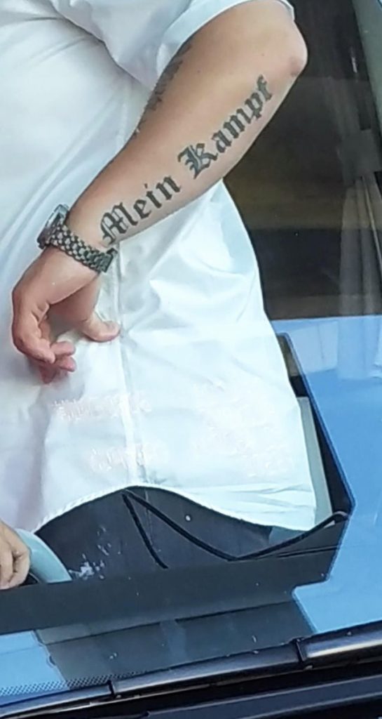 Tatuajul cu Mein Kampf, Biblia Neagră a nazismului, a declanşat furtuna pe Twitter