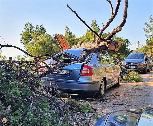 O cunoscută vedetă, prinsă în mijlocul furtunii apocaliptice din Grecia. Tornada a blocat-o pe autostradă
