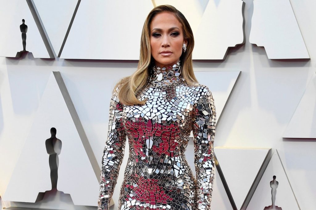 Cum arată Jennifer Lopez la 50 de ani... Era firesc să primească un astfel de cadou