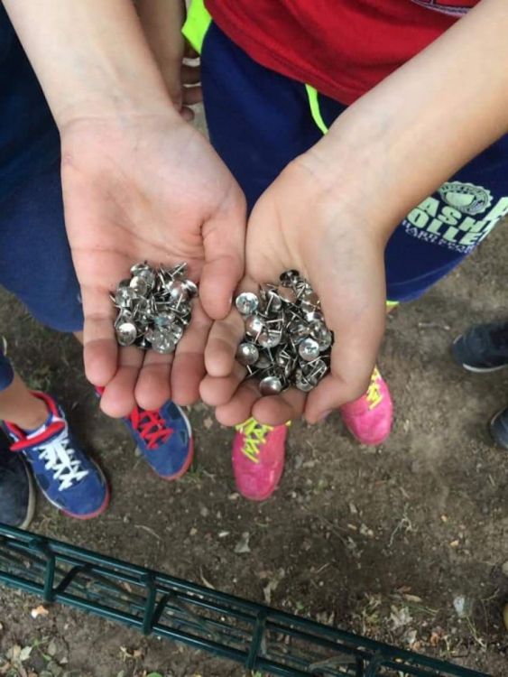 Au pus pioneze și au dat cu ulei ars pe jos ca să nu se mai joace copiii