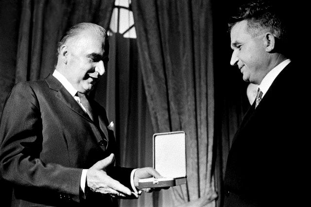 Nicolae Ceaușescu și Vive la France! De la Dalida la Caraman. Documente inedite