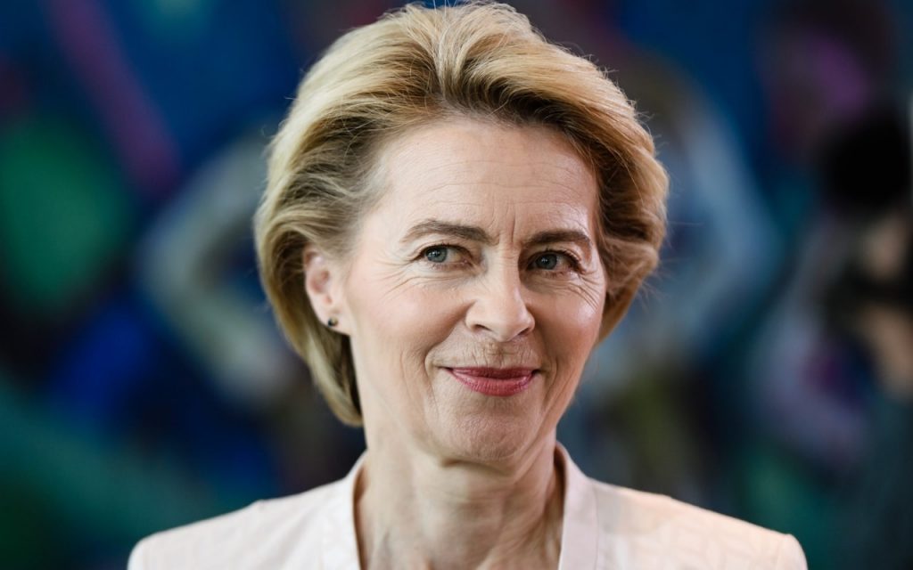 Joc de glezne la Bruxelles. Ursula von der Leyen aruncă pisica în Parlament