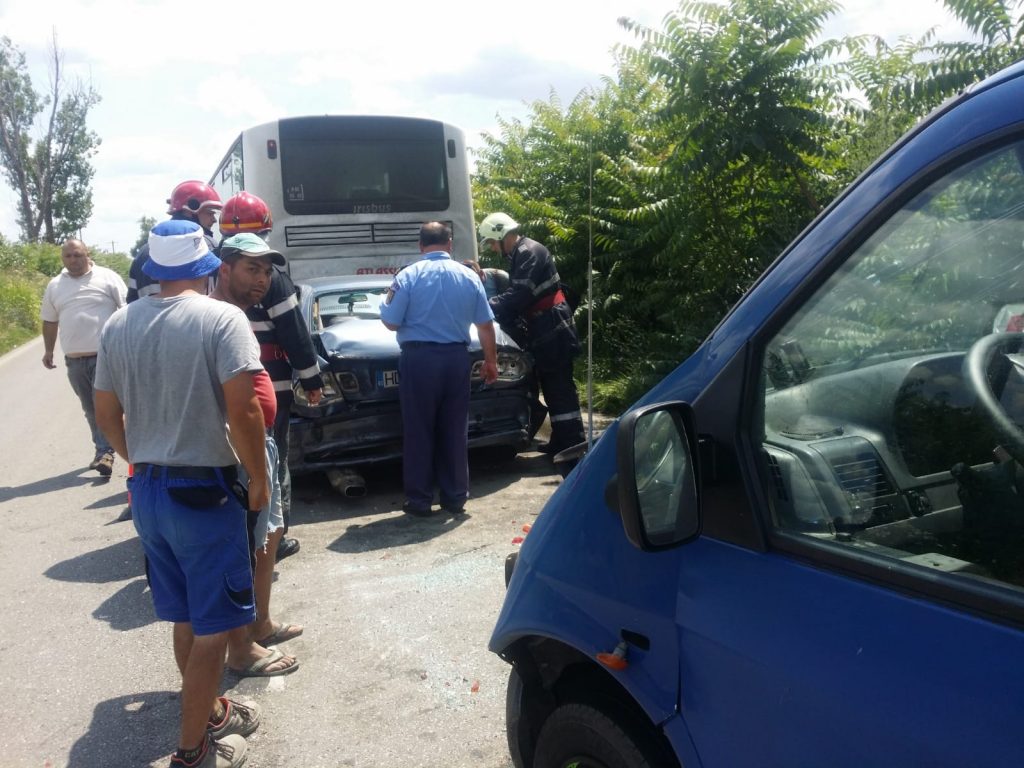 Panică în autobuz, zeci de persoane transferate în urma unui accident