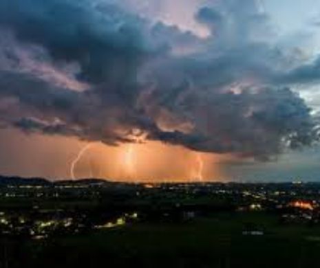 Alertă emisă de ANM: Furtună în şase judeţe în următoarea oră