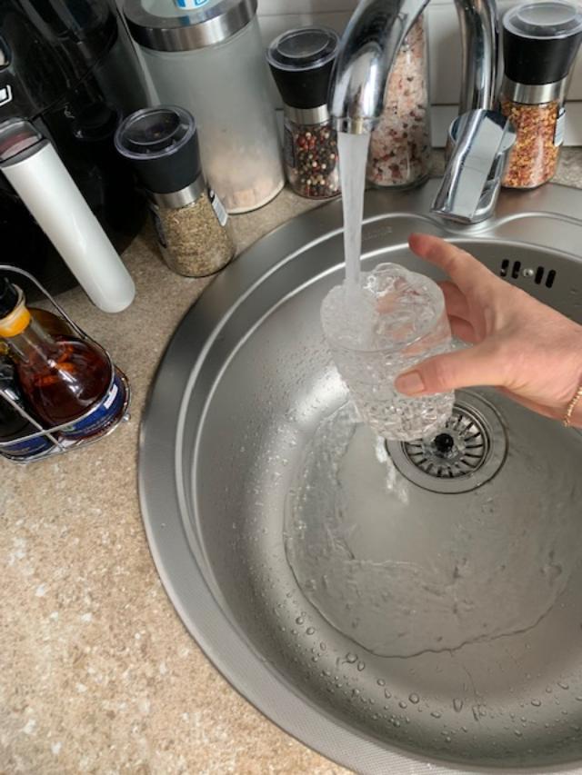 De ce este mai sigură apa de la robinet decât cea îmbuteliată? Studiu recent