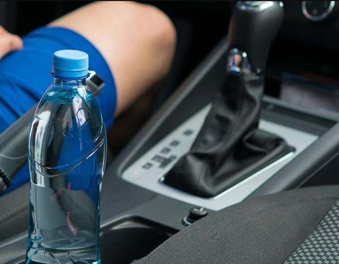Atenție! Greșeala care vă poate lăsa fără mașină. O banală sticlă cu apă...