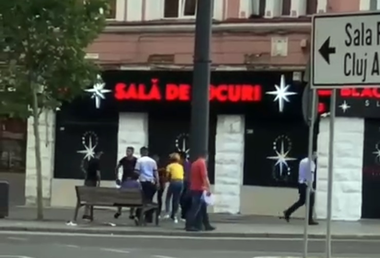 Polițiștii clujeni, bătuți și mușcați de un interlop. Cer pistoale cu electroșocuri