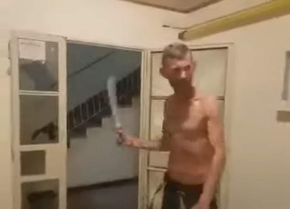 Teroare la Brăila! Un bărbat și-a amenințat vecinii cu maceta! (VIDEO)