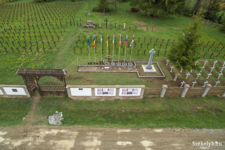 Patriarhia vs. UDMR: Crucea de la cimitirul din Valea Uzului nu este simbol legionar