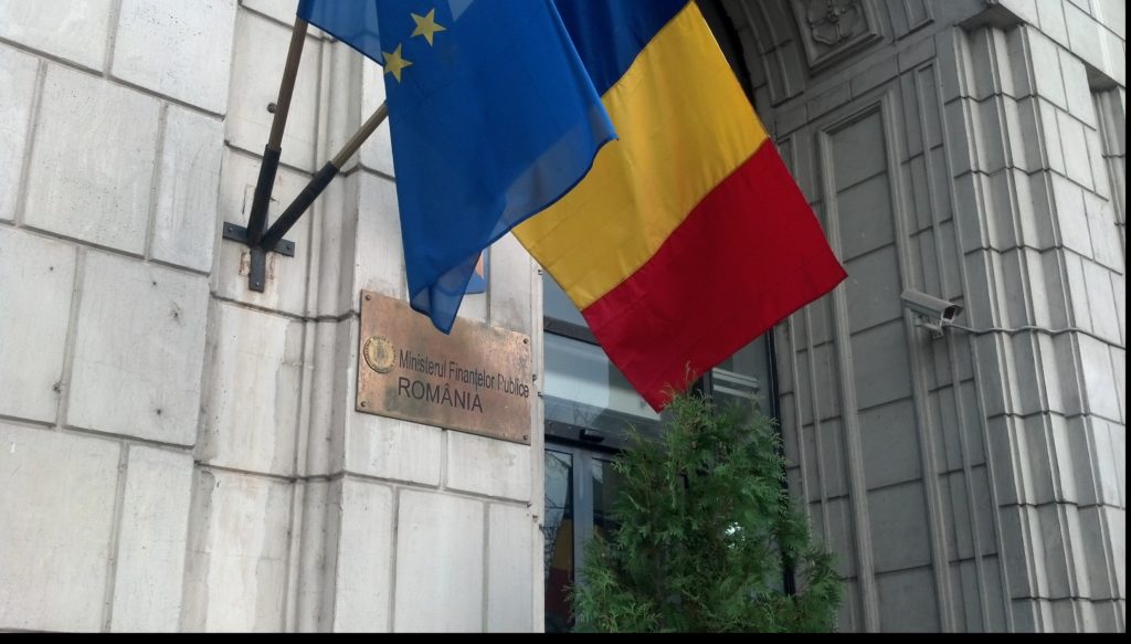 Protest la Ministerul Finanțelor! O persoană s-a urcat pe clădire