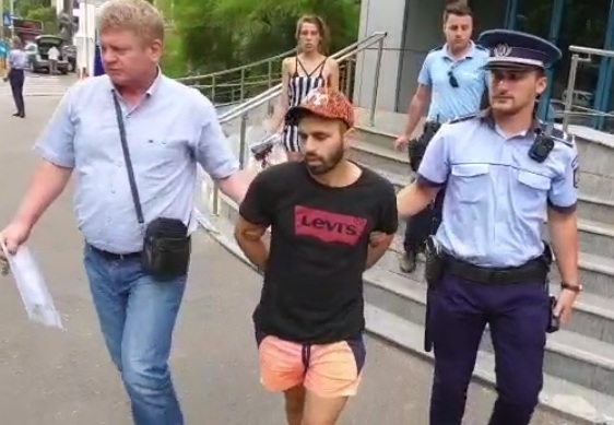 Arestat după ce a furat în timpul slujbei din biserică. Hoțul a fugit cu o sumă mare de bani