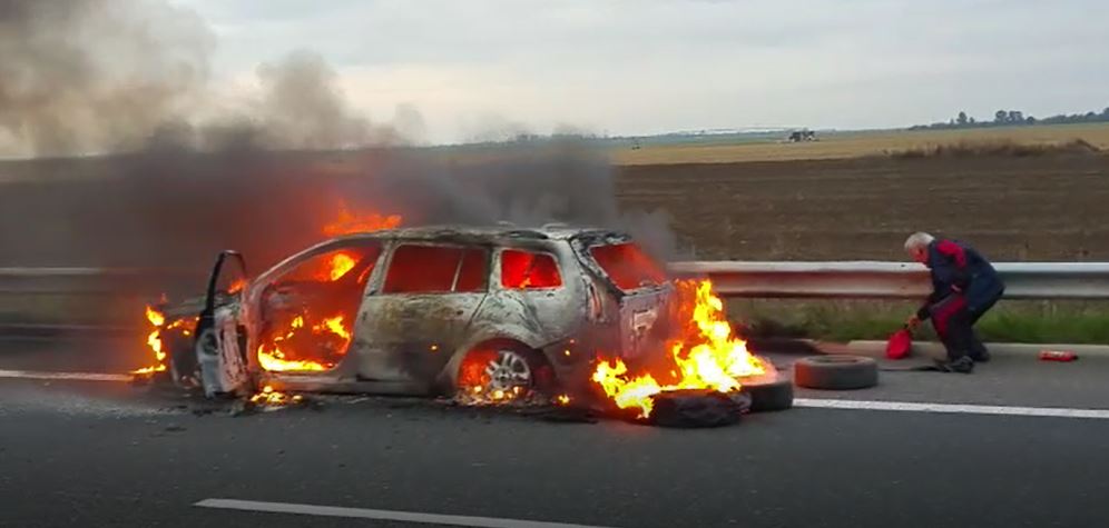 Autoturism în flăcări! Traficul rutier a fost blocat pe A2