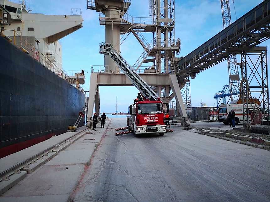 Hossu spune că Portul Constanța n-are serviciu de stingere a incendiilor. Primele reacţii