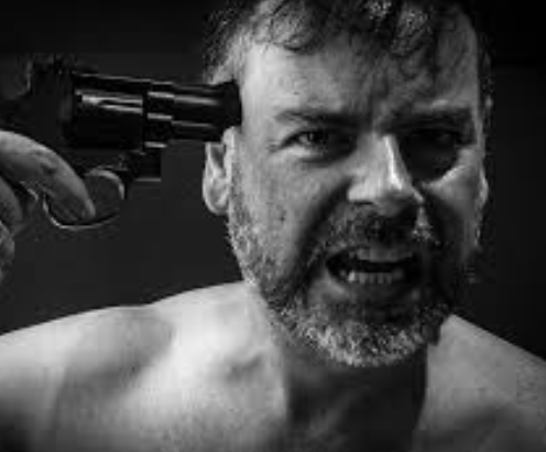 România, lovită de un val de sinucideri. Domnul în costum, cu pungă pe cap, și femeia în pielea goală