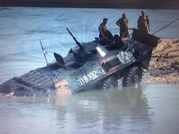 Un elicopter, zeci de TAB-uri, tunuri și mii de căști militare scoase la licitație