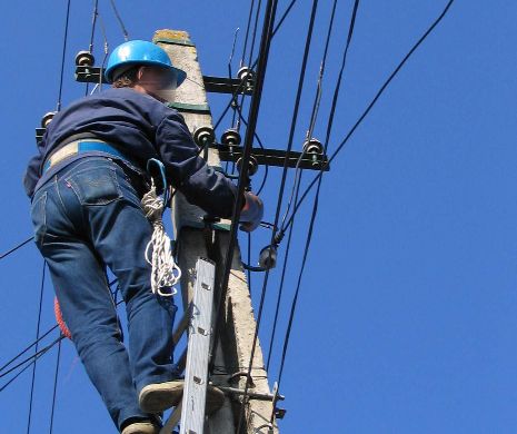 Vaslui. A vrut să schimbe becul și a murit pe stâlp