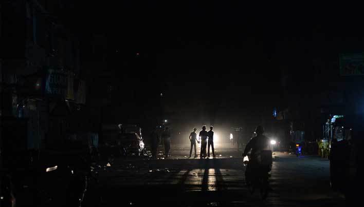 O țară întreagă a rămas în beznă. Ministrul Informațiilor de la Caracas acuză un "atac electromagnetic"