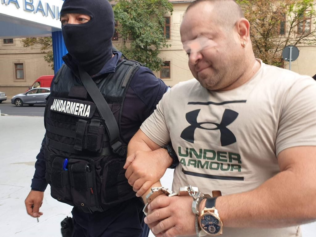 România, patria proxeneților. Liderii clanurilor se „rafinează” în pușcărie și repornesc afacerile imediat ce scapă