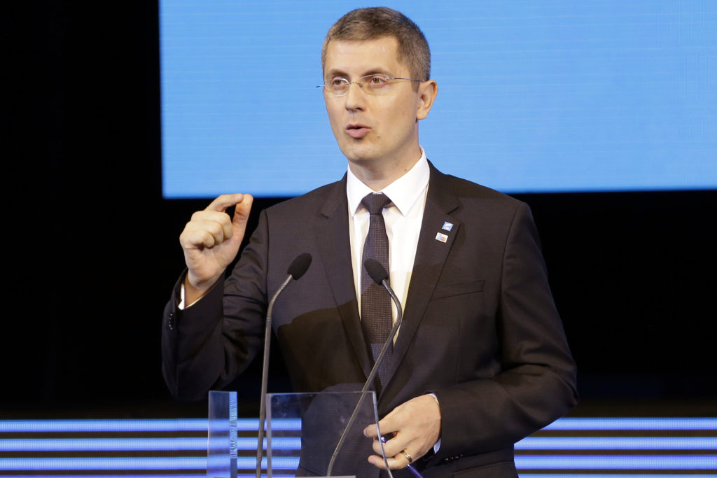 În USR se fac planuri de succesiune la tron. Cosette Chichirău și Dan Barna s-au luat de la bani