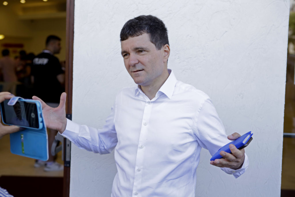Nicușor Dan e mai tare decât Vlad Voiculescu, dar nu se descurcă singur cu Firea