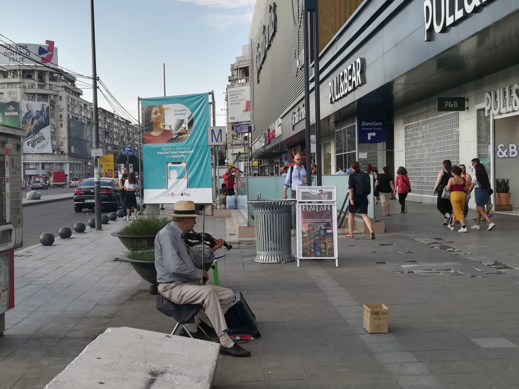 Strada este locul lor de muncă. O tragicomedie bucureșteană