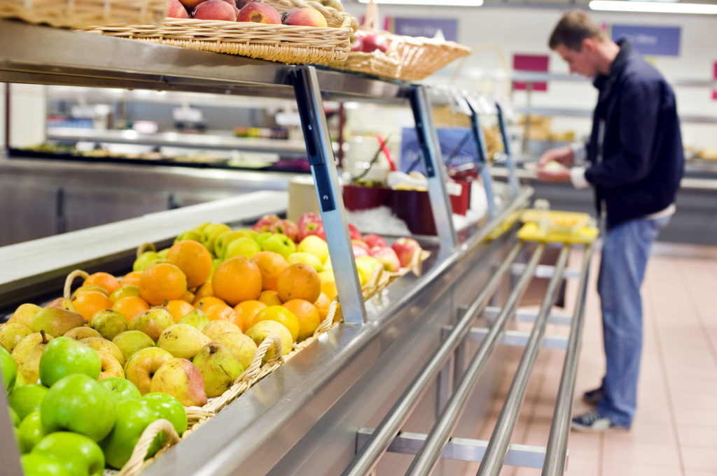 Alertă în restaurantele românești. Zeci de persoane au ajuns la spital. Nu e Covid-19!