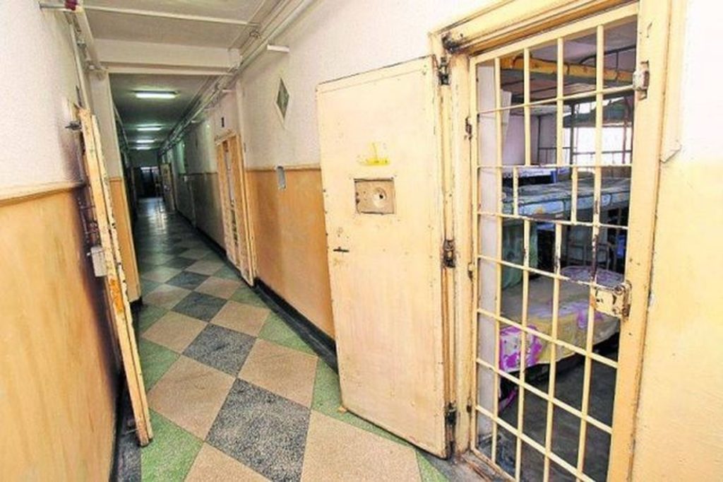 Mită pentru droguri şi telefoane în închisoare. Care este decizia magistraţilor în cazul gardienilor şpăgari