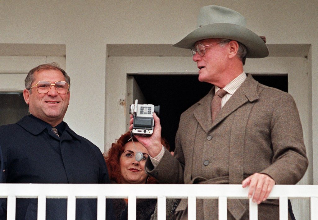 Povestea bișnițarului din Slobozia ajuns milionar care și-a făcut, în curtea ranch-ului său ca-n Dallas, Turnul Eiffel