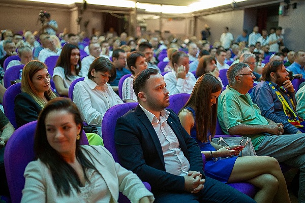Partidul în care membrii sunt admiși doar pe bază de examen scris