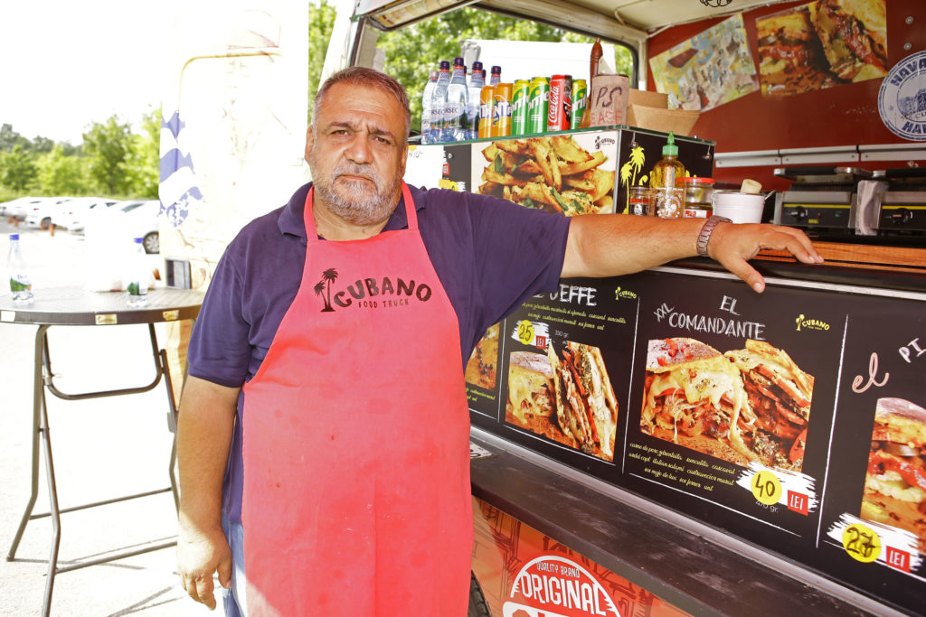 Sandwich-ul lui Fidel Castro din Bucureștiul de astăzi. Cârciumioara pe roți care vinde, prin parcări, mâncare cubaneză