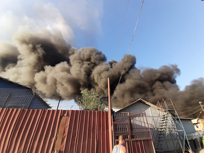 Incendiu uriaș. Sute de oameni evacuați. Autoritățile în stare de alertă