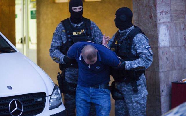 S-au pregătit de Ziua Națională cu bâte și săbii. Imagini șocante