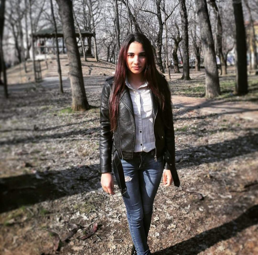 Nesimțirea Poliției, încă un episod. Copilă atacată cu toporul, amenințată de polițiști