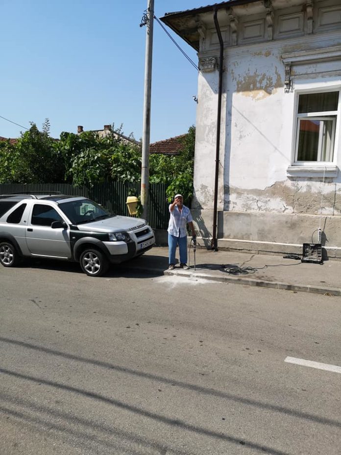 Un moș a spart trotuarul cu bormașina să nu mai parcheze mașinile