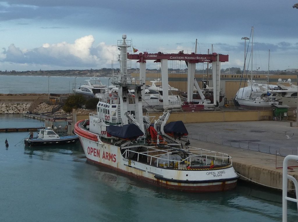 Cât de ipocrită poate fi Spania: Acum cinci zile a spus NU debarcării migranţilor, dar critică Italia