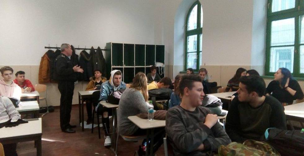 Liceeni păziți cu poliția, să nu copieze la Bac