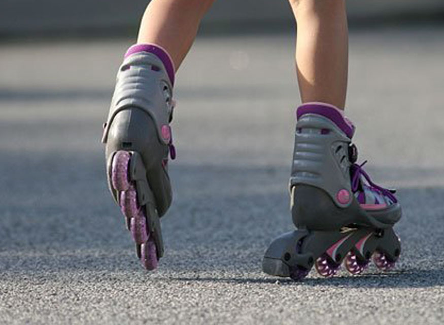 Adolescent de 15 ani care se plimba pe role, omorât de o mașină