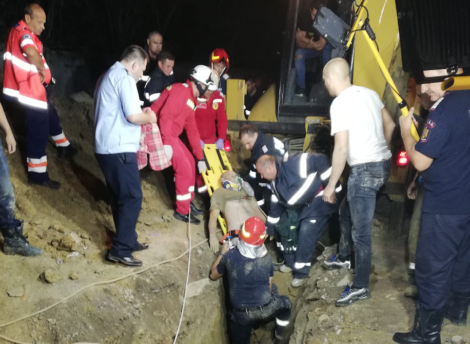 Bărbat acoperit cu 3 m de pământ surpat, salvat de pompieri