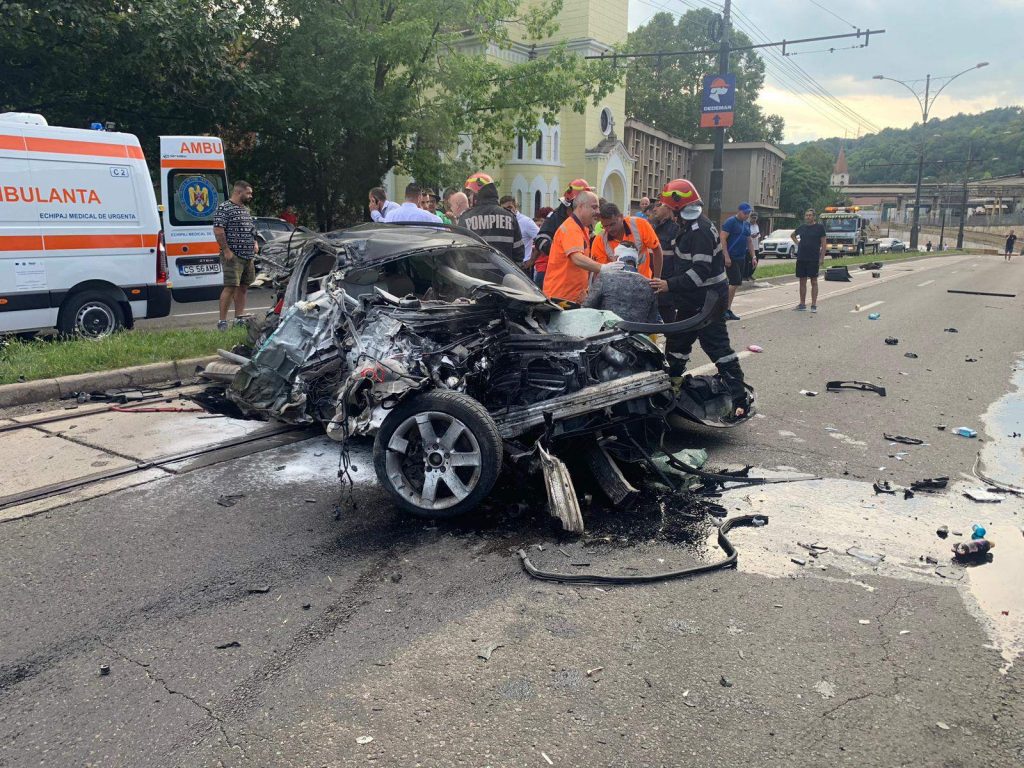 De la bal la spital: chiar în ziua nunții un mire a intrat cu mașina într-un stâlp