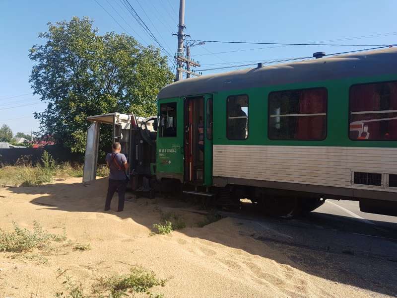 Accident feroviar. Un tren personal a deraiat după ce s-a lovit cu un camion