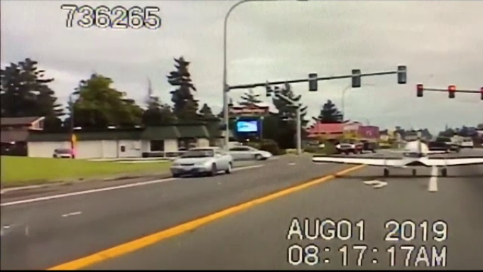 Un avion de mici dimensiuni a aterizat pe o autostradă