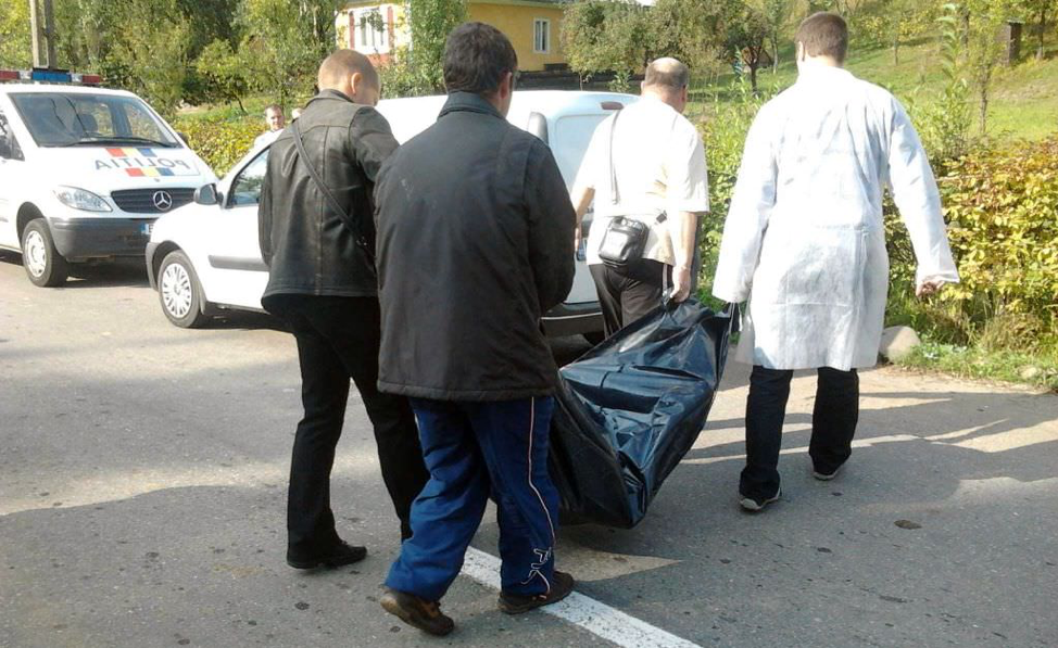Crimă teribilă în Gorj: Un tânăr și-a ucis tatăl în bătaie, cu sapa